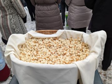 Mulțime de credincioși la Slujba sfințirii celei mari a apei, la Mănăstirea „Sfântul Ioan cel Nou”