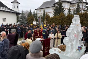 Slujbe de sfințire a apei de Bobotează la Bosanci, în jurul altarelor de gheață ridicate de pompierii voluntari