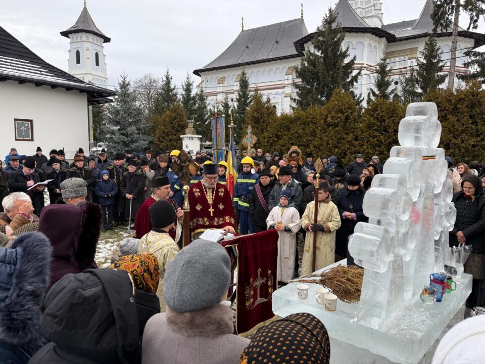 Slujbe de sfințire a apei de Bobotează la Bosanci, în jurul altarelor de gheață ridicate de pompierii voluntari Slujbe de sfințire a apei de Bobotează la Bosanci, în jurul altarelor de gheață ridicate de pompierii voluntari