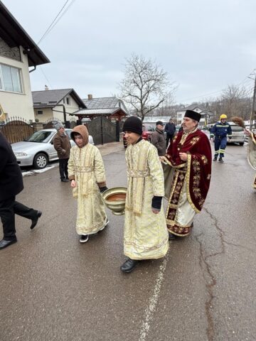 Slujbe de sfințire a apei de Bobotează la Bosanci, în jurul altarelor de gheață ridicate de pompierii voluntari