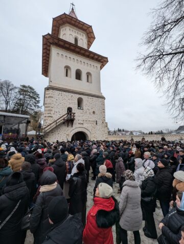 Mulțime de credincioși la Slujba sfințirii celei mari a apei, la Mănăstirea „Sfântul Ioan cel Nou”