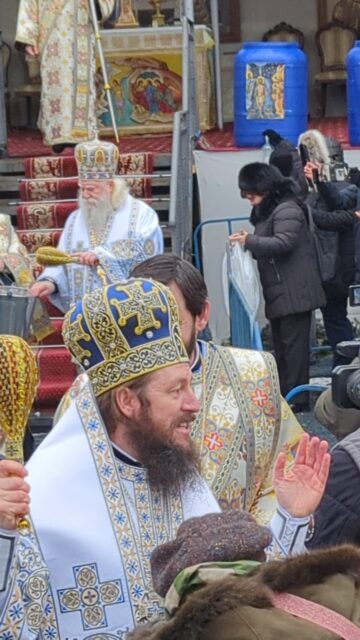 Mulțime de credincioși la Slujba sfințirii celei mari a apei, la Mănăstirea „Sfântul Ioan cel Nou”