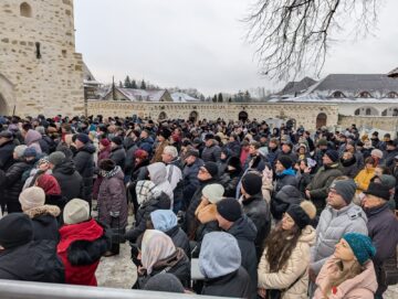 Mulțime de credincioși la Slujba sfințirii celei mari a apei, la Mănăstirea „Sfântul Ioan cel Nou”