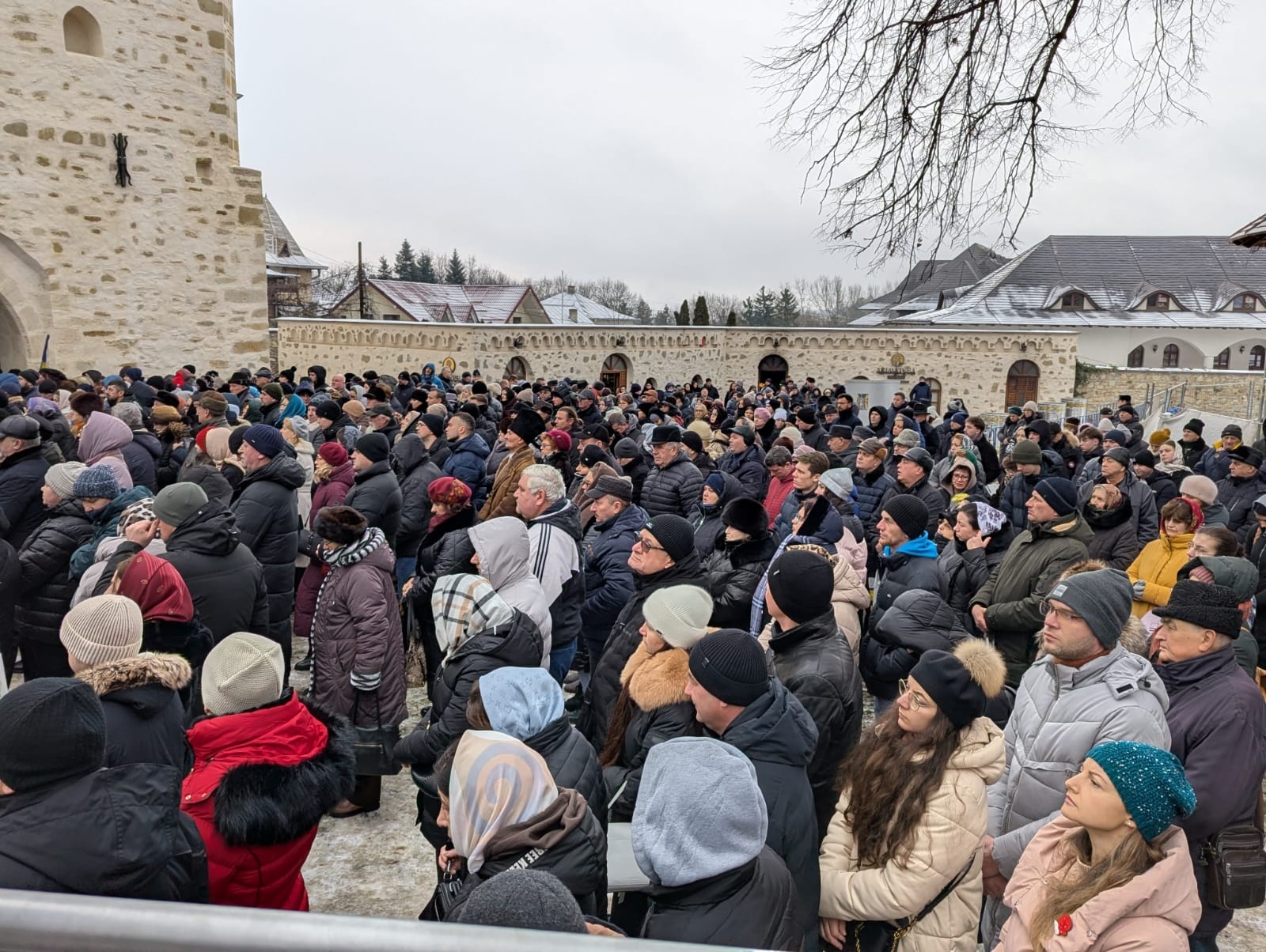 Mulțime de credincioși la Slujba sfințirii celei mari a apei, la Mănăstirea „Sfântul Ioan cel Nou”