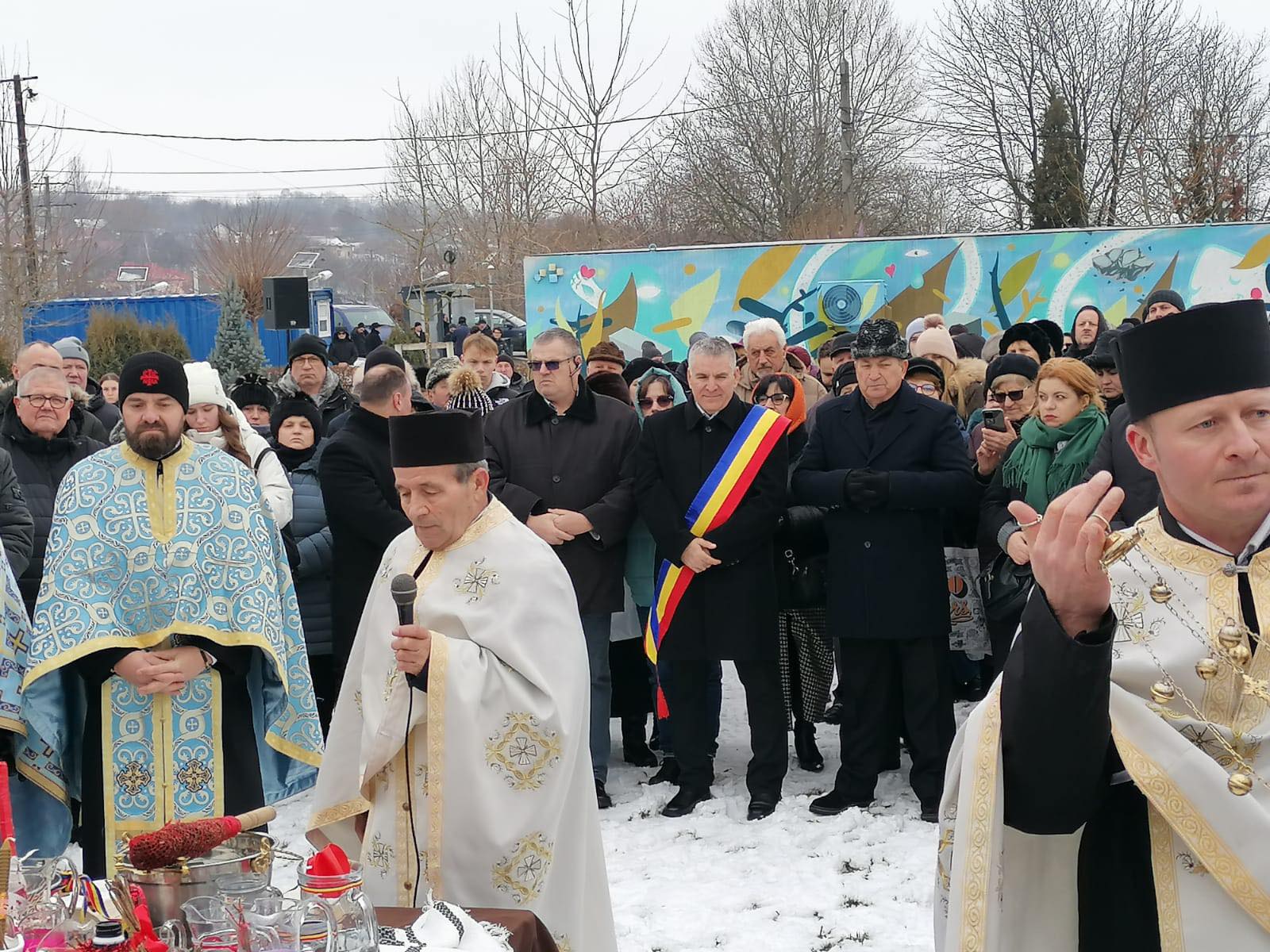 Aproape 2.000 de oameni au luat parte la procesiunea și la slujba de sfințire a apelor la Siret