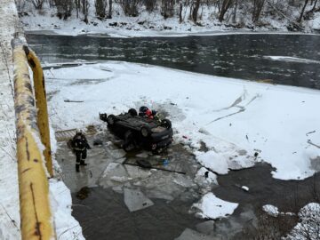 Doi dintre copiii din mașina răsturnată în râul Bistrița sunt în stare gravă. Mama lor are și ea leziuni importante
