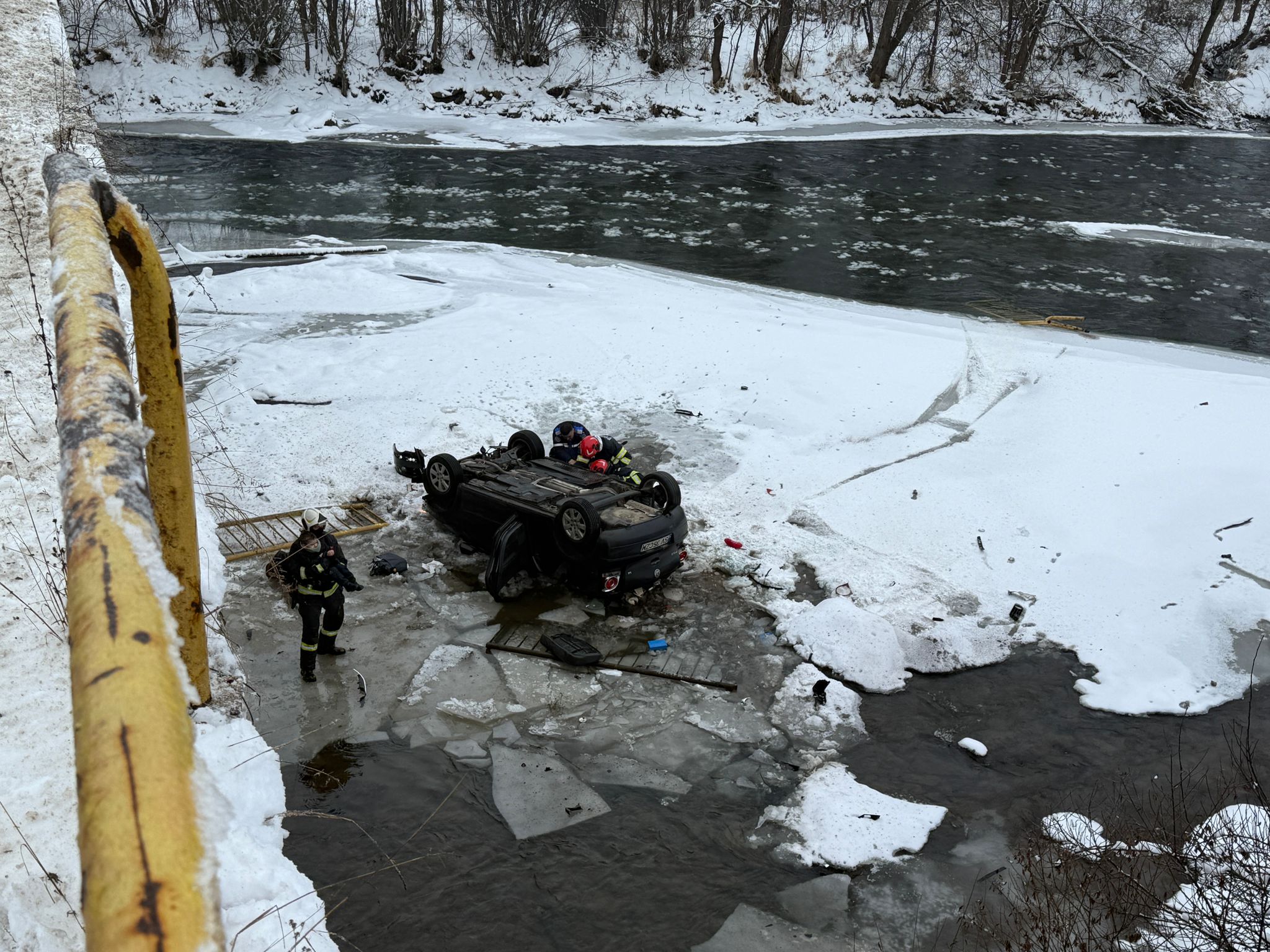 Doi dintre copiii din mașina răsturnată în râul Bistrița sunt în stare gravă. Mama lor are și ea leziuni importante