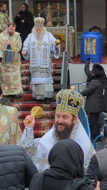 Mulțime de credincioși la Slujba sfințirii celei mari a apei, la Mănăstirea „Sfântul Ioan cel Nou”