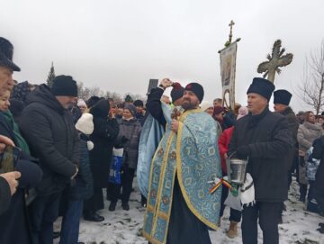 Aproape 2.000 de oameni au luat parte la procesiunea și la slujba de sfințire a apelor la Siret