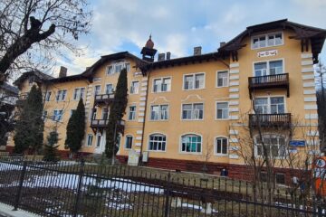 Un bărbat internat la Spitalul Vatra Dornei a sărit de la etajul II și a murit Un bărbat internat la Spitalul Vatra Dornei a sărit de la etajul II și a murit