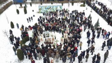 Aproape 2.000 de oameni au luat parte la procesiunea și la slujba de sfințire a apelor la Siret