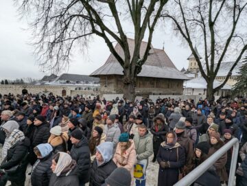 Mulțime de credincioși la Slujba sfințirii celei mari a apei, la Mănăstirea „Sfântul Ioan cel Nou”