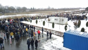 Aproape 2.000 de oameni au luat parte la procesiunea și la slujba de sfințire a apelor la Siret