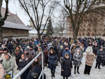 Mulțime de credincioși la Slujba sfințirii celei mari a apei, la Mănăstirea „Sfântul Ioan cel Nou”