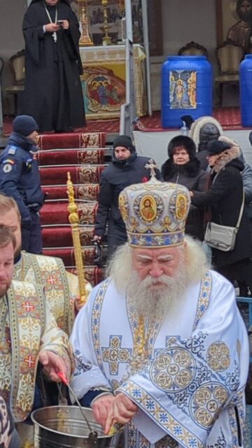 Mulțime de credincioși la Slujba sfințirii celei mari a apei, la Mănăstirea „Sfântul Ioan cel Nou”