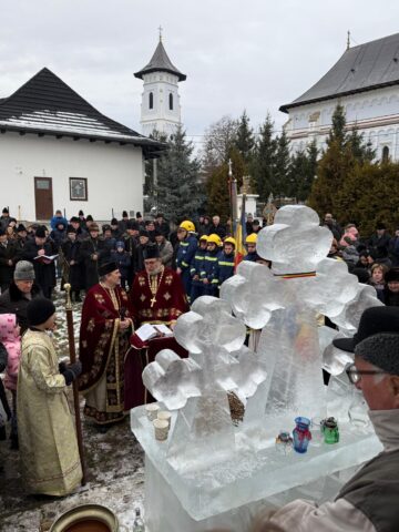 Slujbe de sfințire a apei de Bobotează la Bosanci, în jurul altarelor de gheață ridicate de pompierii voluntari