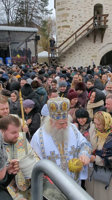 Mulțime de credincioși la Slujba sfințirii celei mari a apei, la Mănăstirea „Sfântul Ioan cel Nou”