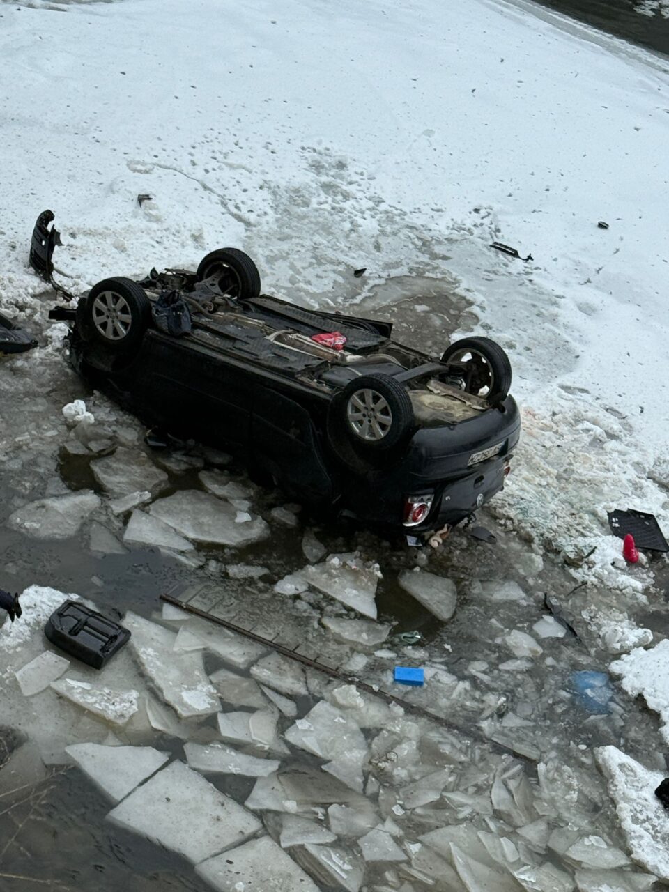 O femeie cu patru copii în mașină s-a răsturnat în râul Bistrița