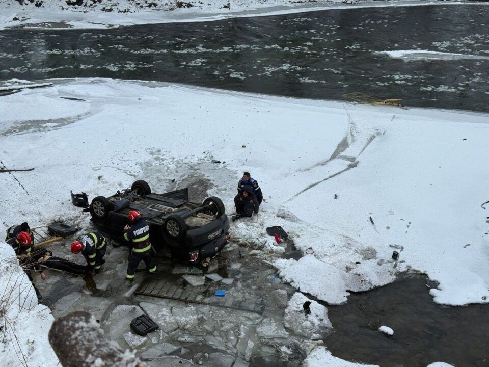 Unul din copiii implicați în accidentul de la Vatra Dornei, cu mașina căzută în râu, a murit