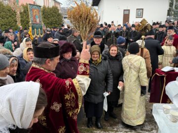 Slujbe de sfințire a apei de Bobotează la Bosanci, în jurul altarelor de gheață ridicate de pompierii voluntari