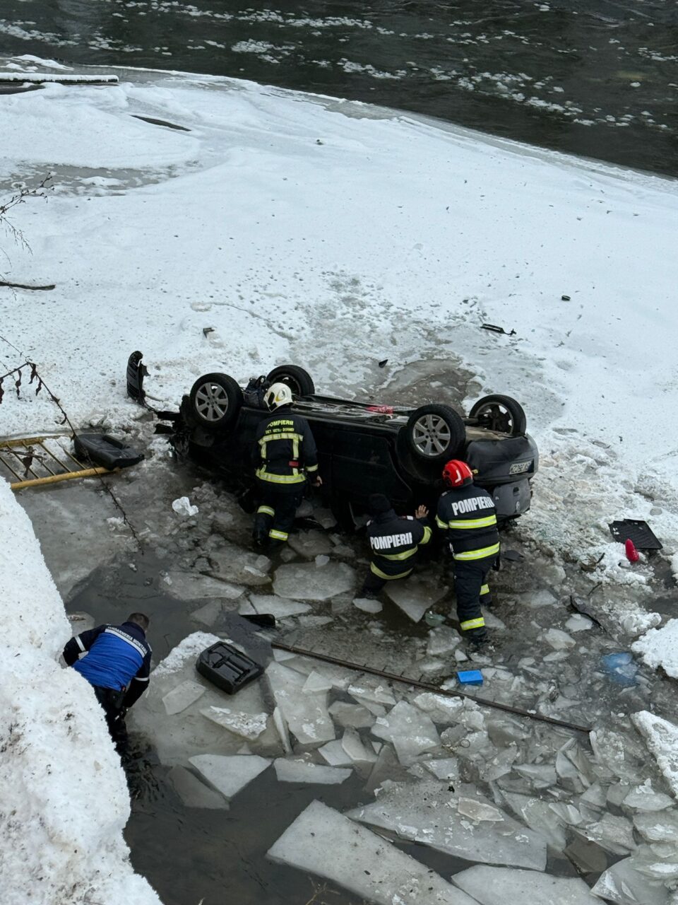 O femeie cu patru copii în mașină s-a răsturnat în râul Bistrița