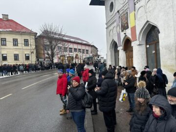 Aproape 2.000 de oameni au luat parte la procesiunea și la slujba de sfințire a apelor la Siret