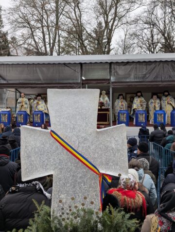 Mulțime de credincioși la Slujba sfințirii celei mari a apei, la Mănăstirea „Sfântul Ioan cel Nou”