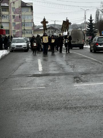 Aproape 2.000 de oameni au luat parte la procesiunea și la slujba de sfințire a apelor la Siret
