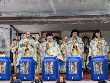 Mulțime de credincioși la Slujba sfințirii celei mari a apei, la Mănăstirea „Sfântul Ioan cel Nou”