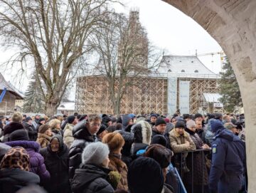 Mulțime de credincioși la Slujba sfințirii celei mari a apei, la Mănăstirea „Sfântul Ioan cel Nou”