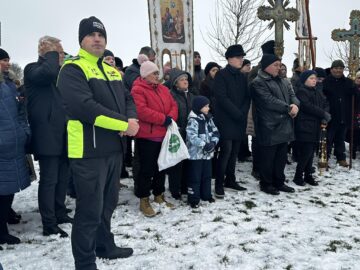 Aproape 2.000 de oameni au luat parte la procesiunea și la slujba de sfințire a apelor la Siret