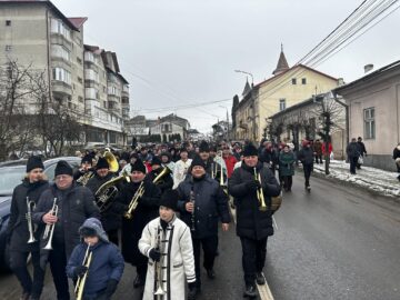 Aproape 2.000 de oameni au luat parte la procesiunea și la slujba de sfințire a apelor la Siret