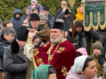 Slujbe de sfințire a apei de Bobotează la Bosanci, în jurul altarelor de gheață ridicate de pompierii voluntari