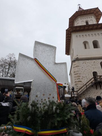 Mulțime de credincioși la Slujba sfințirii celei mari a apei, la Mănăstirea „Sfântul Ioan cel Nou”