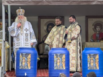 Mulțime de credincioși la Slujba sfințirii celei mari a apei, la Mănăstirea „Sfântul Ioan cel Nou”
