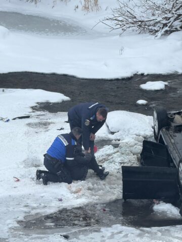 Doi dintre copiii din mașina răsturnată în râul Bistrița sunt în stare gravă. Mama lor are și ea leziuni importante