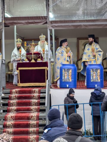 Mulțime de credincioși la Slujba sfințirii celei mari a apei, la Mănăstirea „Sfântul Ioan cel Nou”
