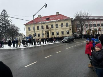 Aproape 2.000 de oameni au luat parte la procesiunea și la slujba de sfințire a apelor la Siret
