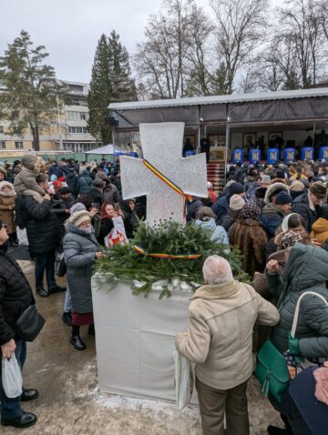 Mulțime de credincioși la Slujba sfințirii celei mari a apei, la Mănăstirea „Sfântul Ioan cel Nou”