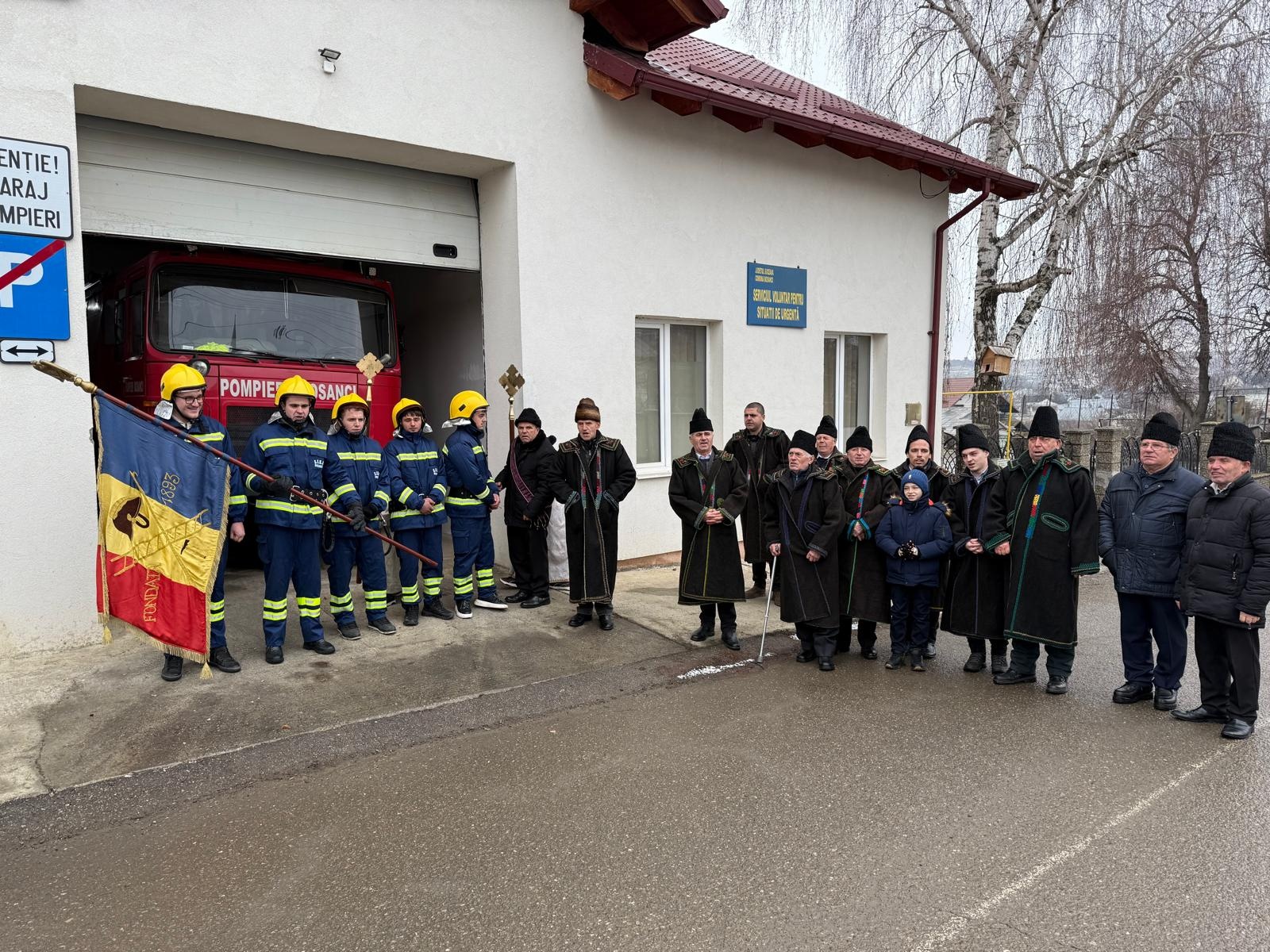 Slujbe de sfințire a apei de Bobotează la Bosanci, în jurul altarelor de gheață ridicate de pompierii voluntari