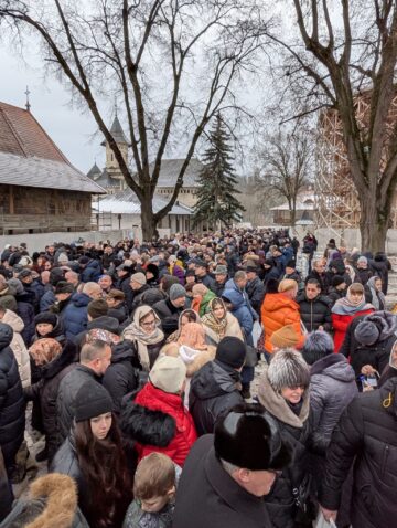 Mulțime de credincioși la Slujba sfințirii celei mari a apei, la Mănăstirea „Sfântul Ioan cel Nou”