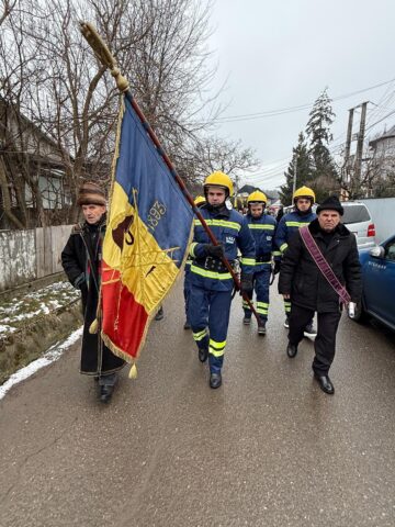 Slujbe de sfințire a apei de Bobotează la Bosanci, în jurul altarelor de gheață ridicate de pompierii voluntari