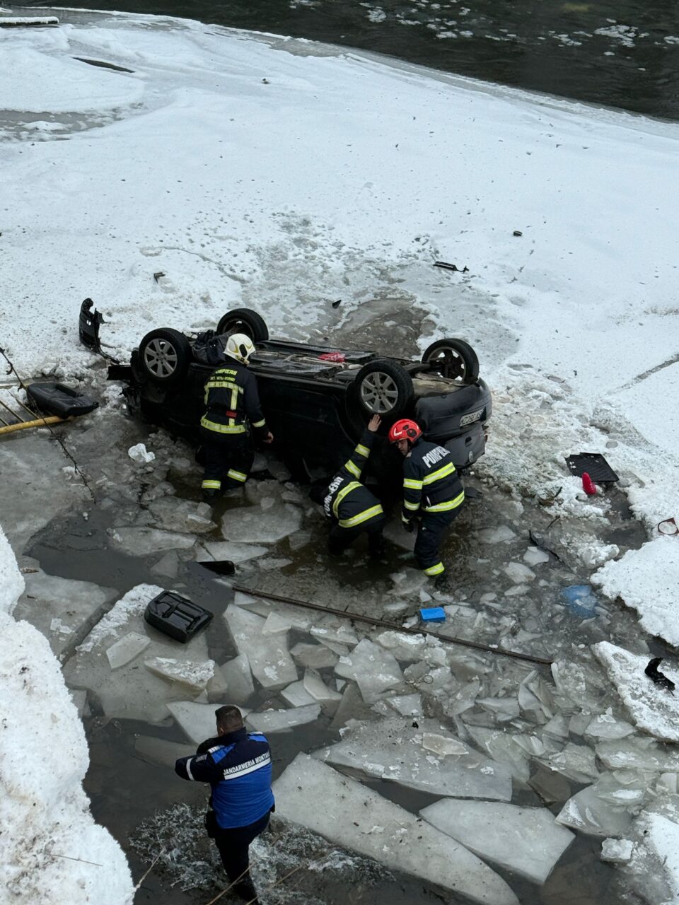 O femeie cu patru copii în mașină s-a răsturnat în râul Bistrița