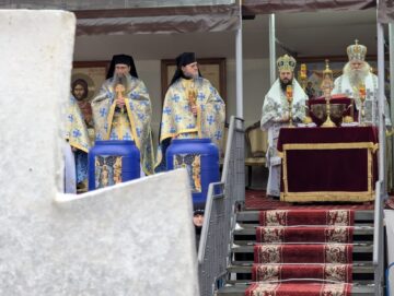 Mulțime de credincioși la Slujba sfințirii celei mari a apei, la Mănăstirea „Sfântul Ioan cel Nou”