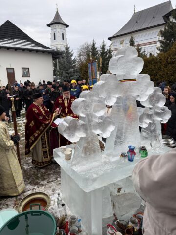 Slujbe de sfințire a apei de Bobotează la Bosanci, în jurul altarelor de gheață ridicate de pompierii voluntari