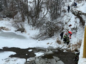 Doi dintre copiii din mașina răsturnată în râul Bistrița sunt în stare gravă. Mama lor are și ea leziuni importante