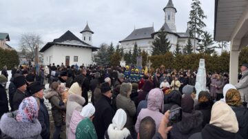 Slujbe de sfințire a apei de Bobotează la Bosanci, în jurul altarelor de gheață ridicate de pompierii voluntari