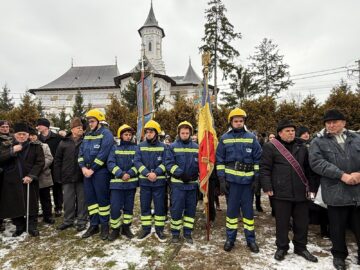 Slujbe de sfințire a apei de Bobotează la Bosanci, în jurul altarelor de gheață ridicate de pompierii voluntari