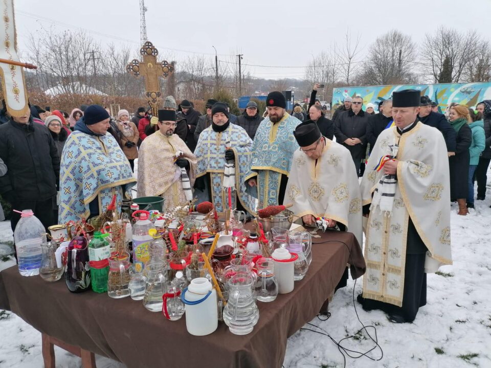 Aproape 2.000 de oameni au luat parte la procesiunea și la slujba de sfințire a apelor la Siret Aproape 2.000 de oameni au luat parte la procesiunea și la slujba de sfințire a apelor la Siret