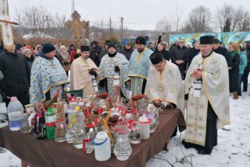 Aproape 2.000 de oameni au luat parte la procesiunea și la slujba de sfințire a apelor la Siret